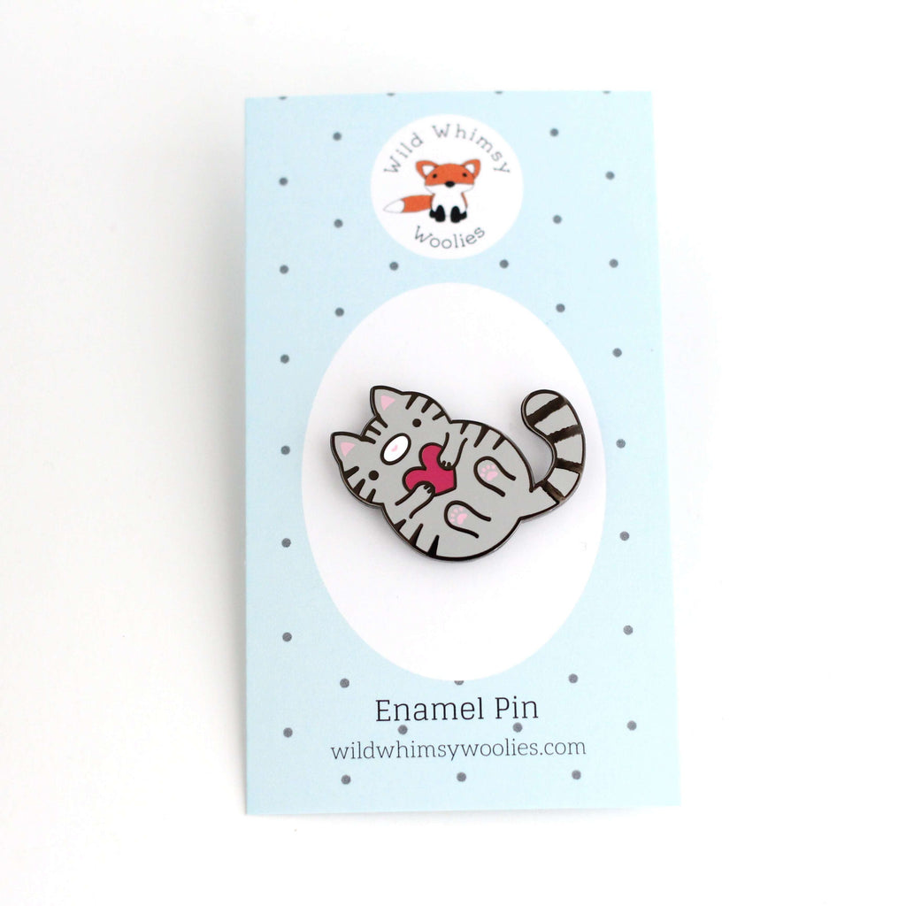 Broche en émail représentant un chat tigré gris – Cadeau pour les amoureux des chats
