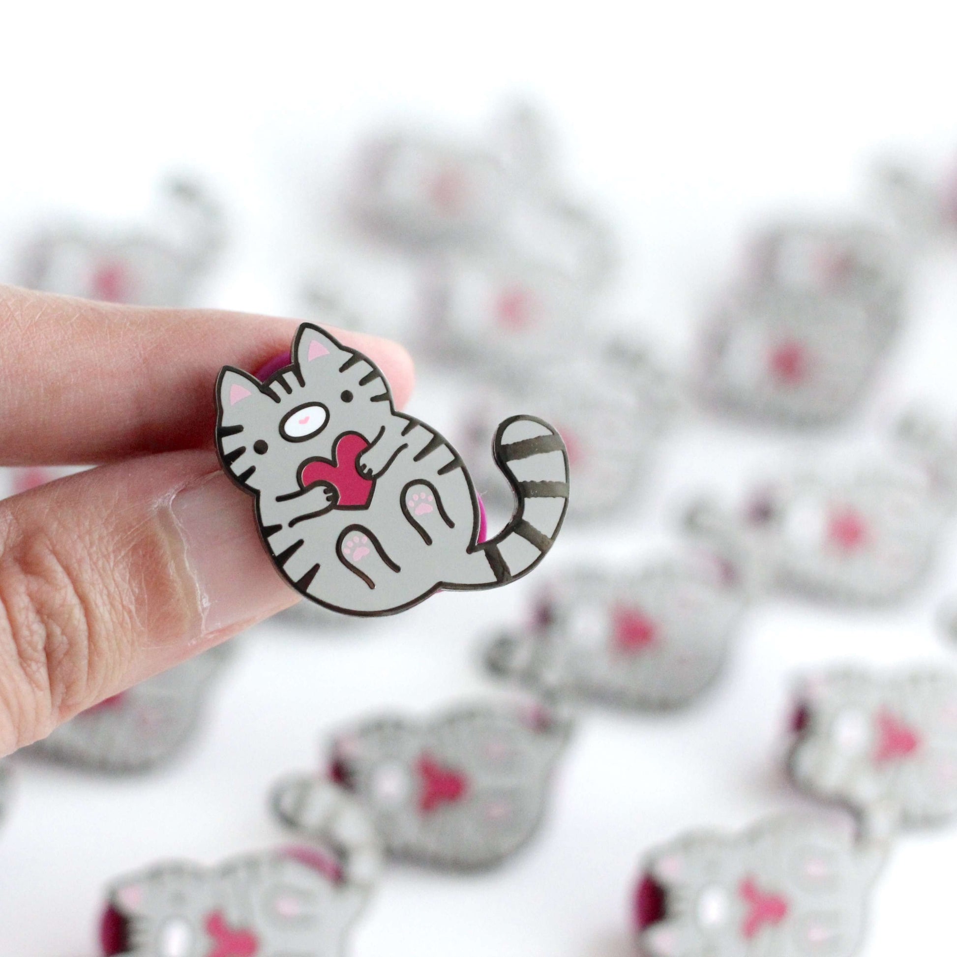 Broche en émail représentant un chat tigré gris – Cadeau pour les amoureux des chats