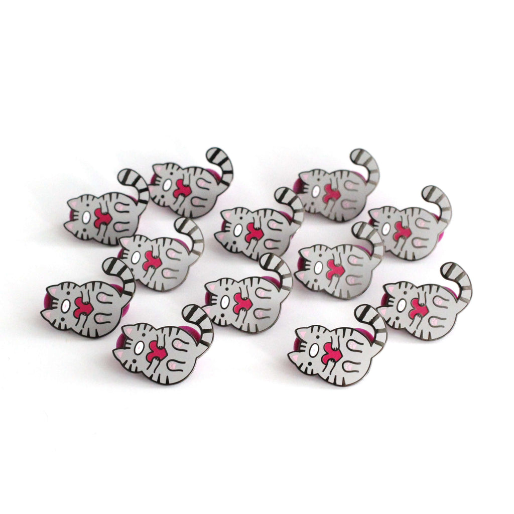 Broche en émail représentant un chat tigré gris – Cadeau pour les amoureux des chats