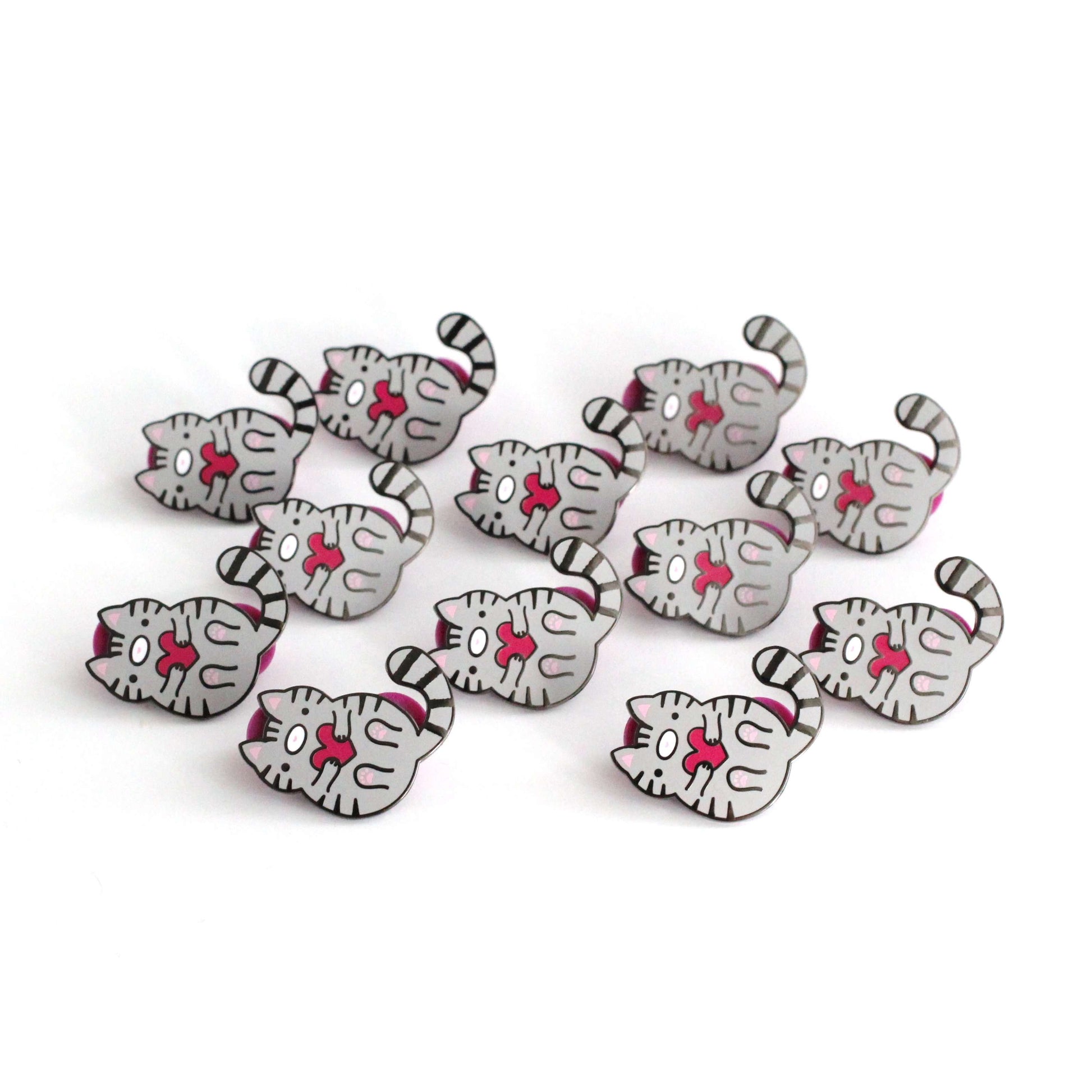 Broche en émail représentant un chat tigré gris – Cadeau pour les amoureux des chats