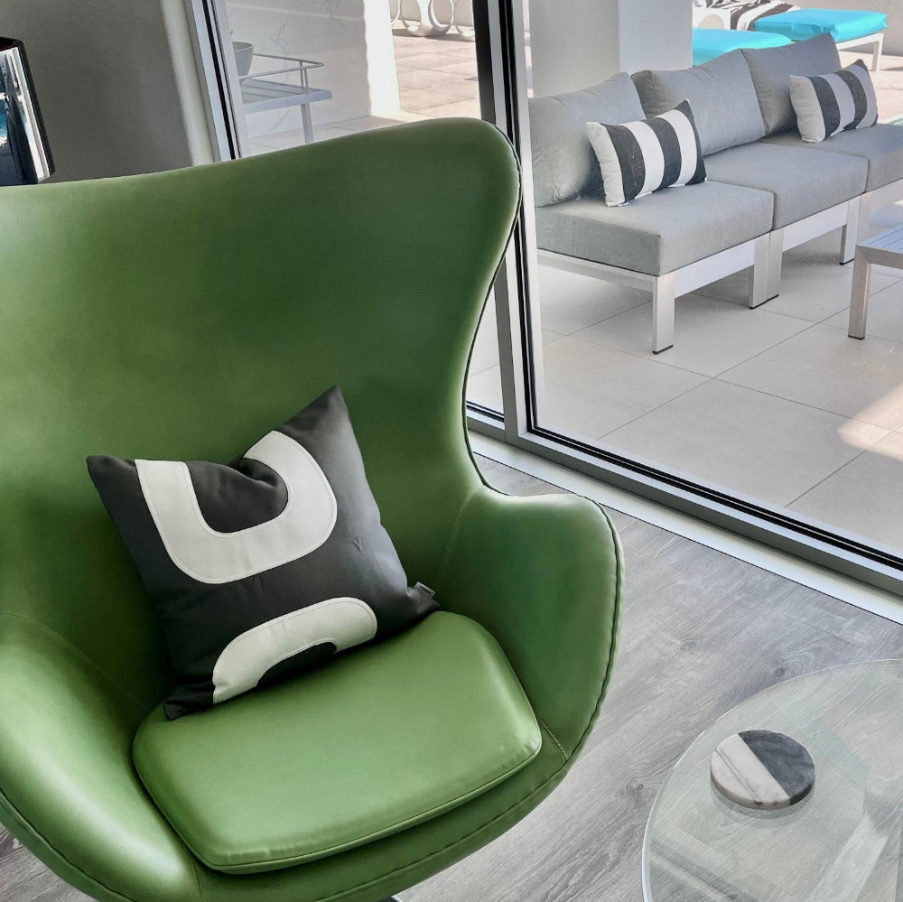 Housse de coussin d'extérieur Sunbrella® gris anthracite et blanc, style moderne du milieu du siècle