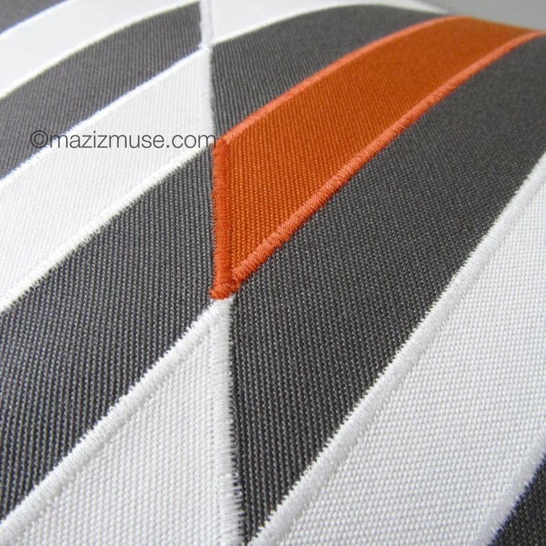 Housse de coussin d'extérieur Sunbrella® gris et orange toscan, coussins géométriques