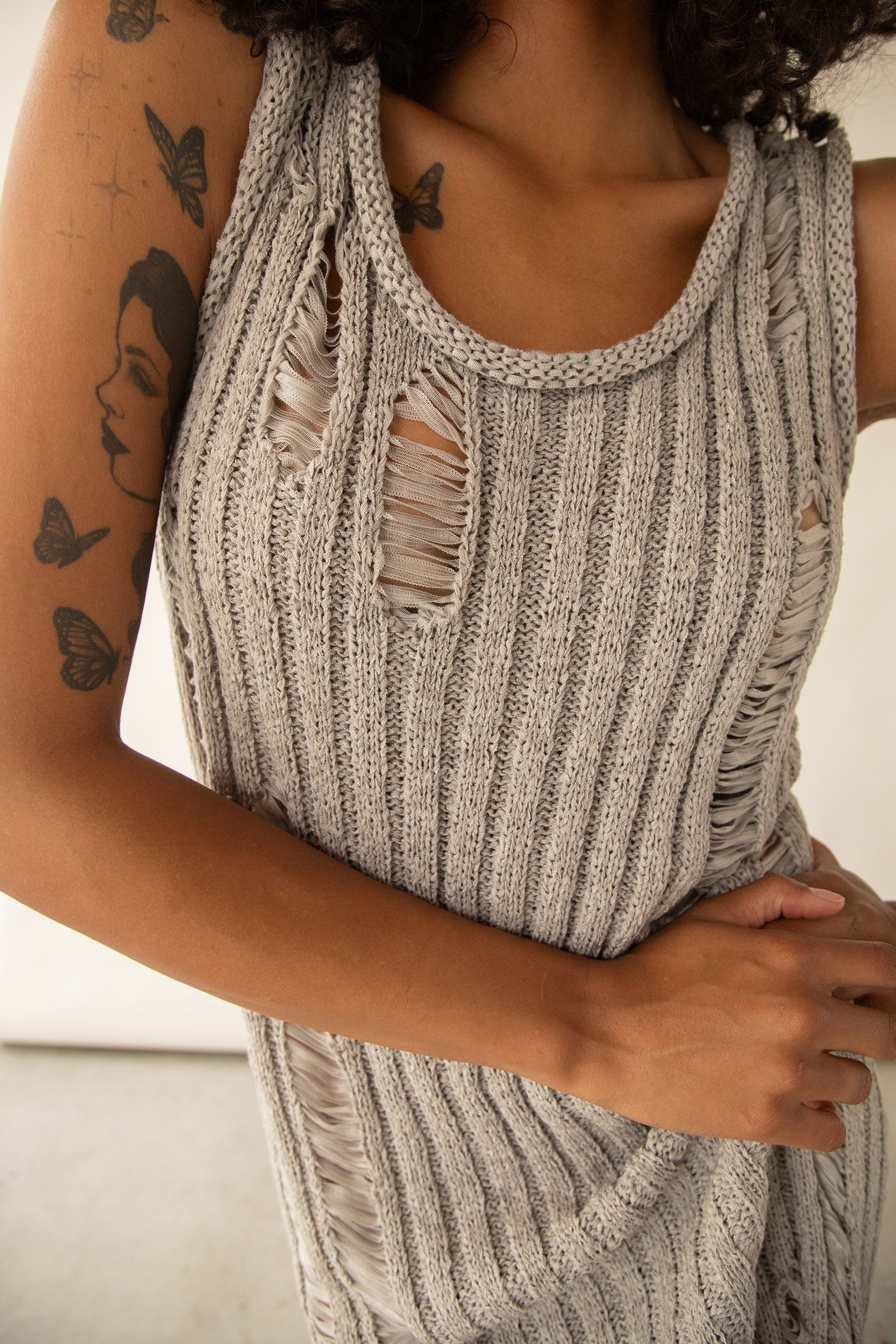 ROBE MIDI SANS MANCHES EN MAILLE CÔTELÉE À L'EFFET USÉ