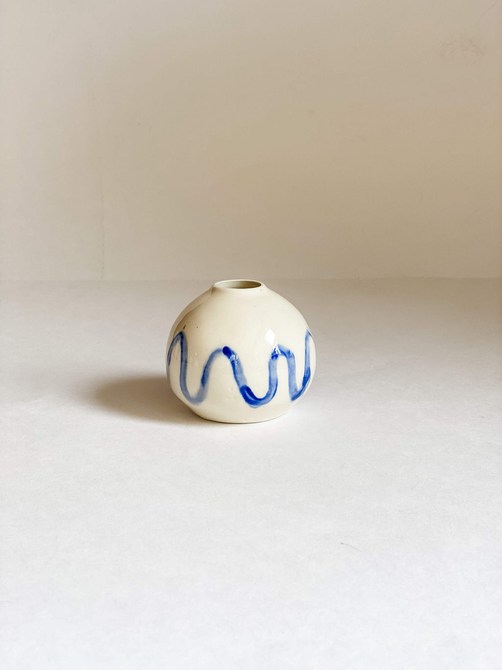 handmade pottery round white porcelain bud vase hand painted blue squiggle perimeter