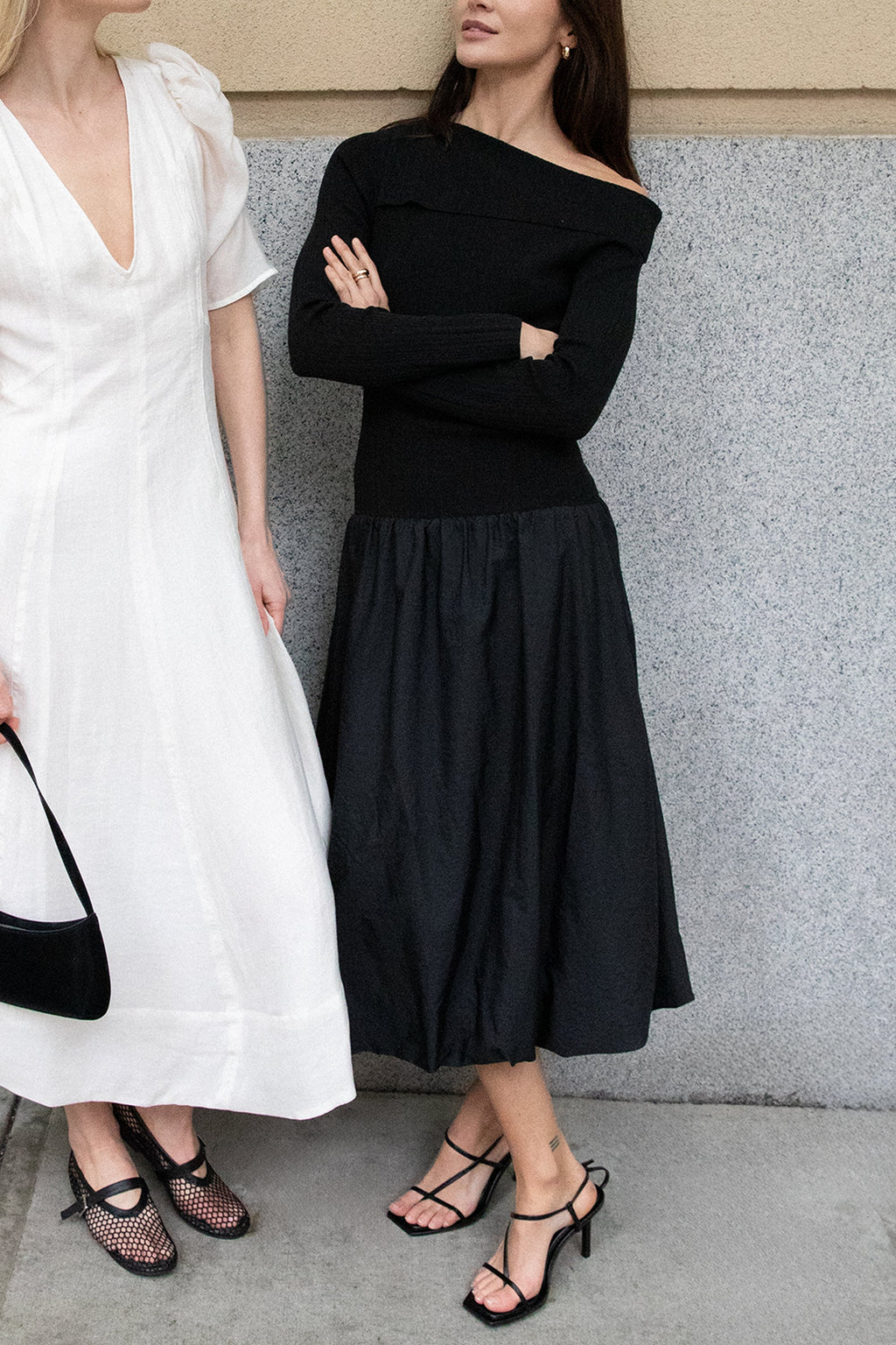 ROBE MIDI À MANCHES LONGUES, ÉPAULES DÉNUDÉES ET OURLET BULLE