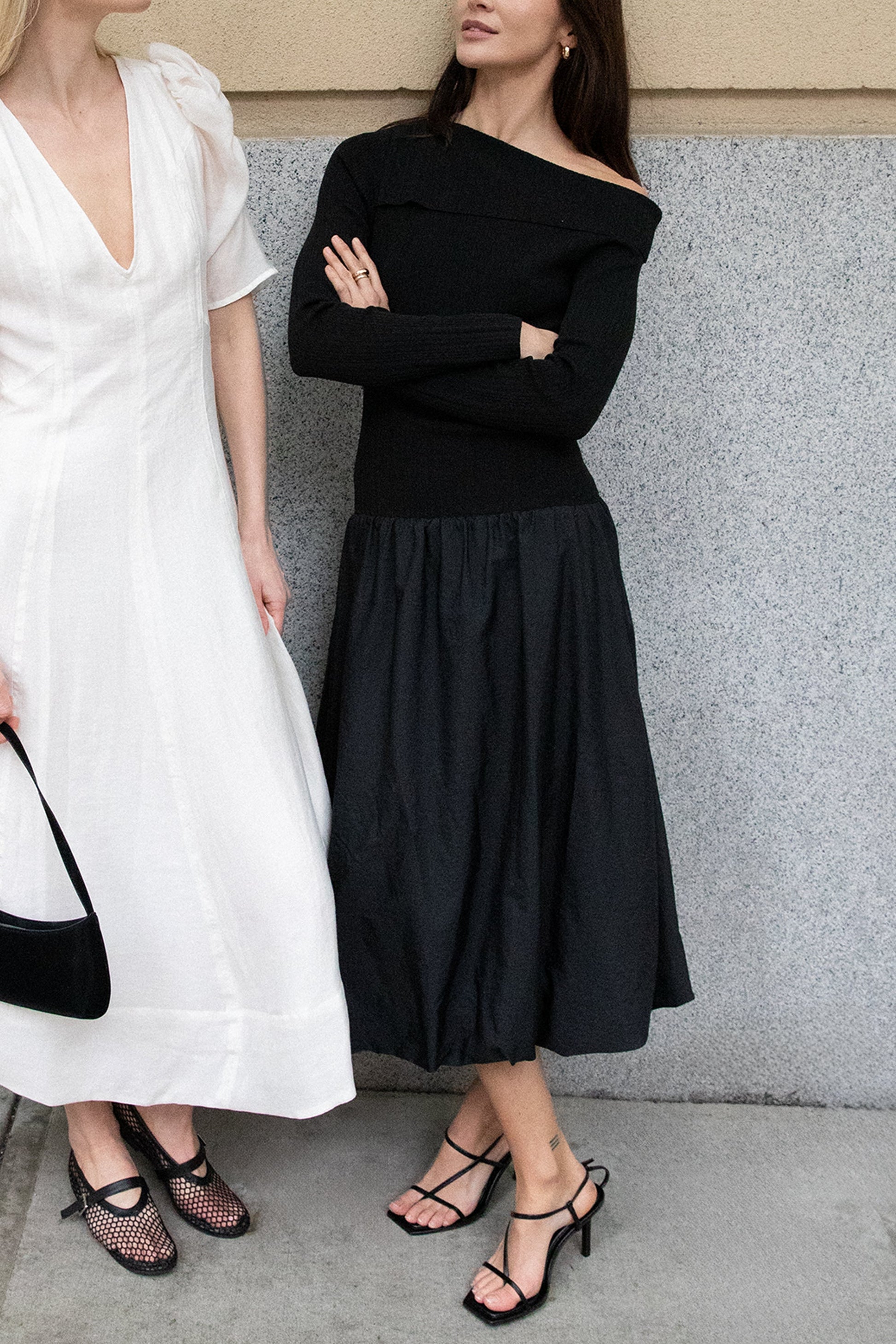 ROBE MIDI À MANCHES LONGUES, ÉPAULES DÉNUDÉES ET OURLET BULLE