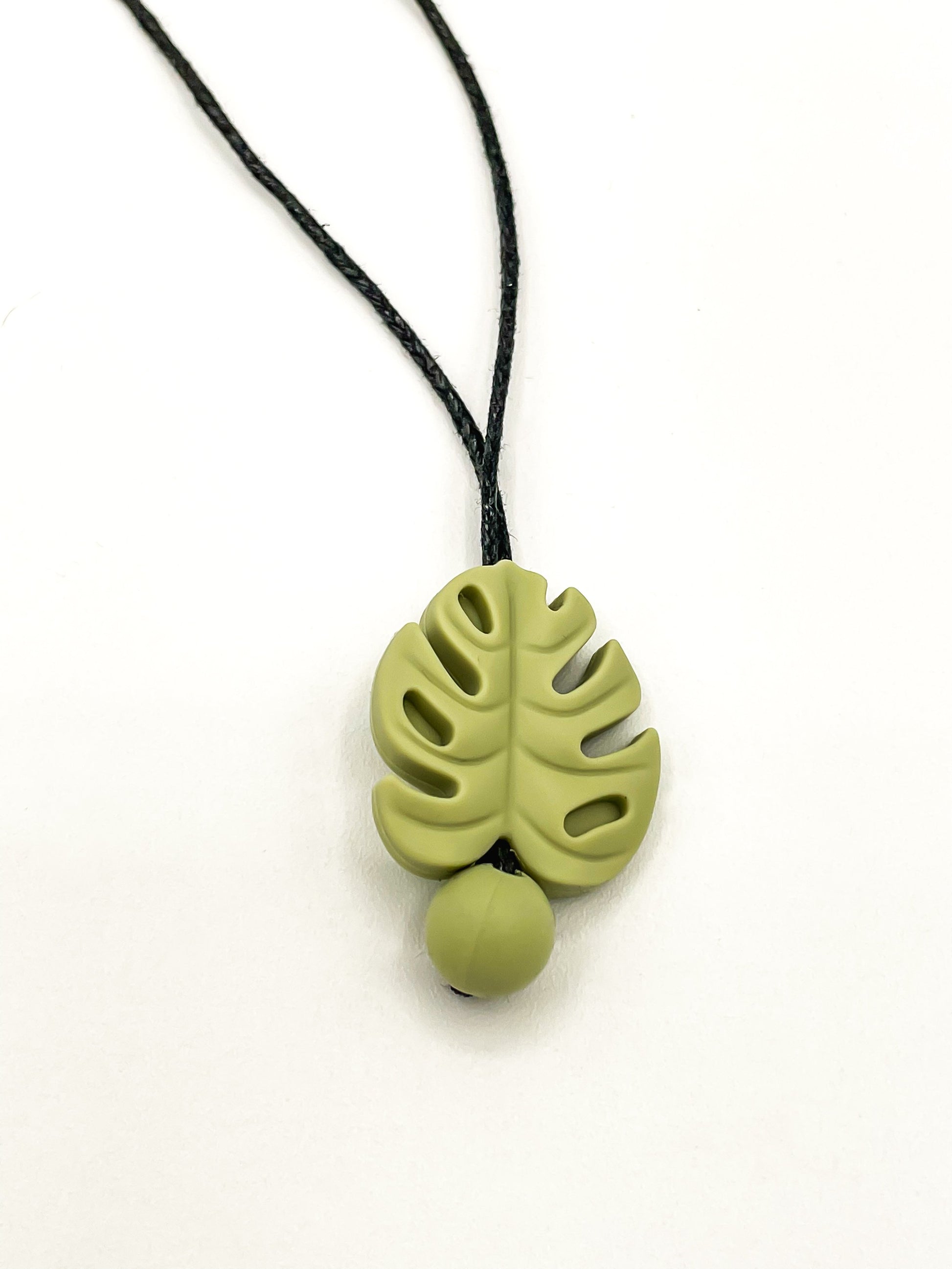 Collier à mâcher en feuille de Monstera