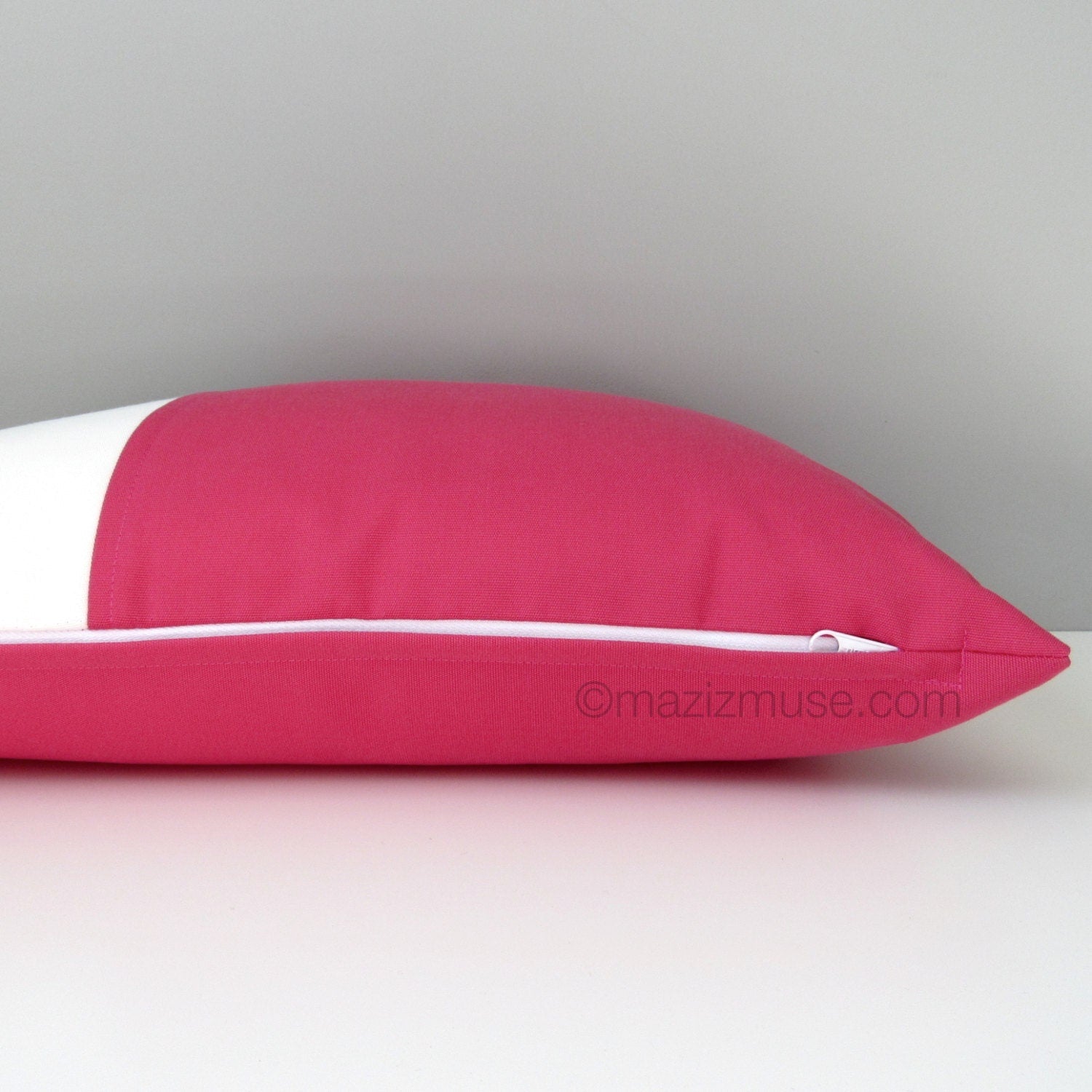 Housse de coussin décorative d'extérieur Sunbrella® rose vif et blanc, housse de coussin moderne