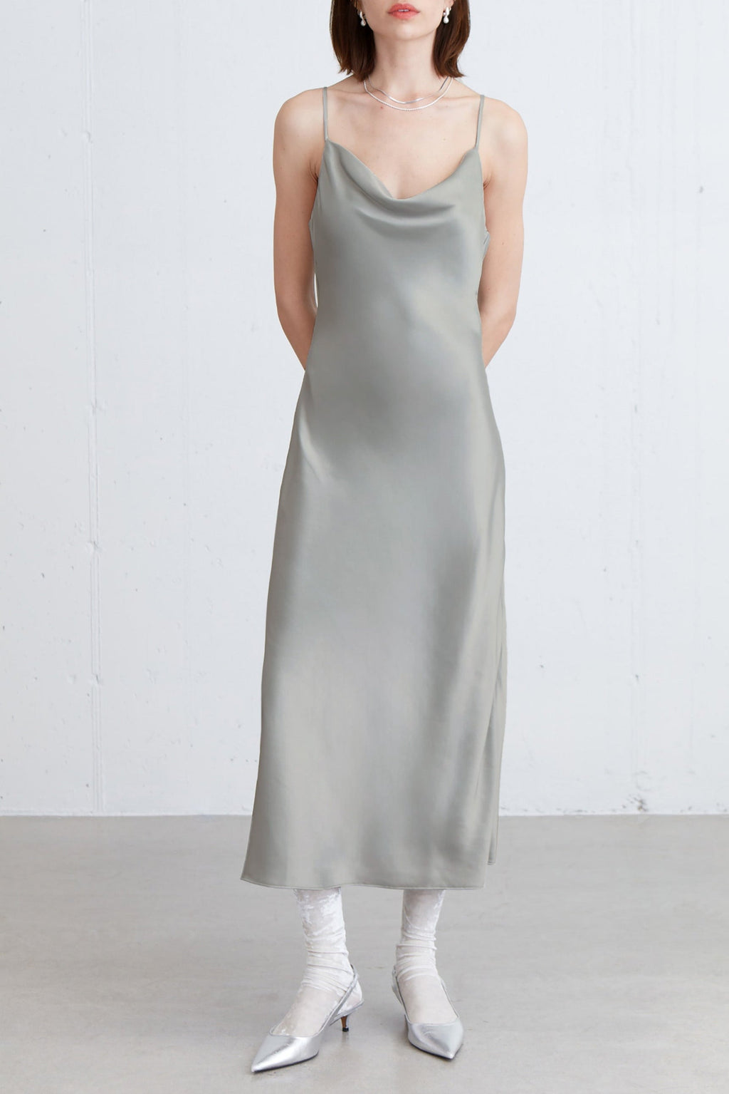 ROBE MIDI EN SATIN À COL BÂTONNET