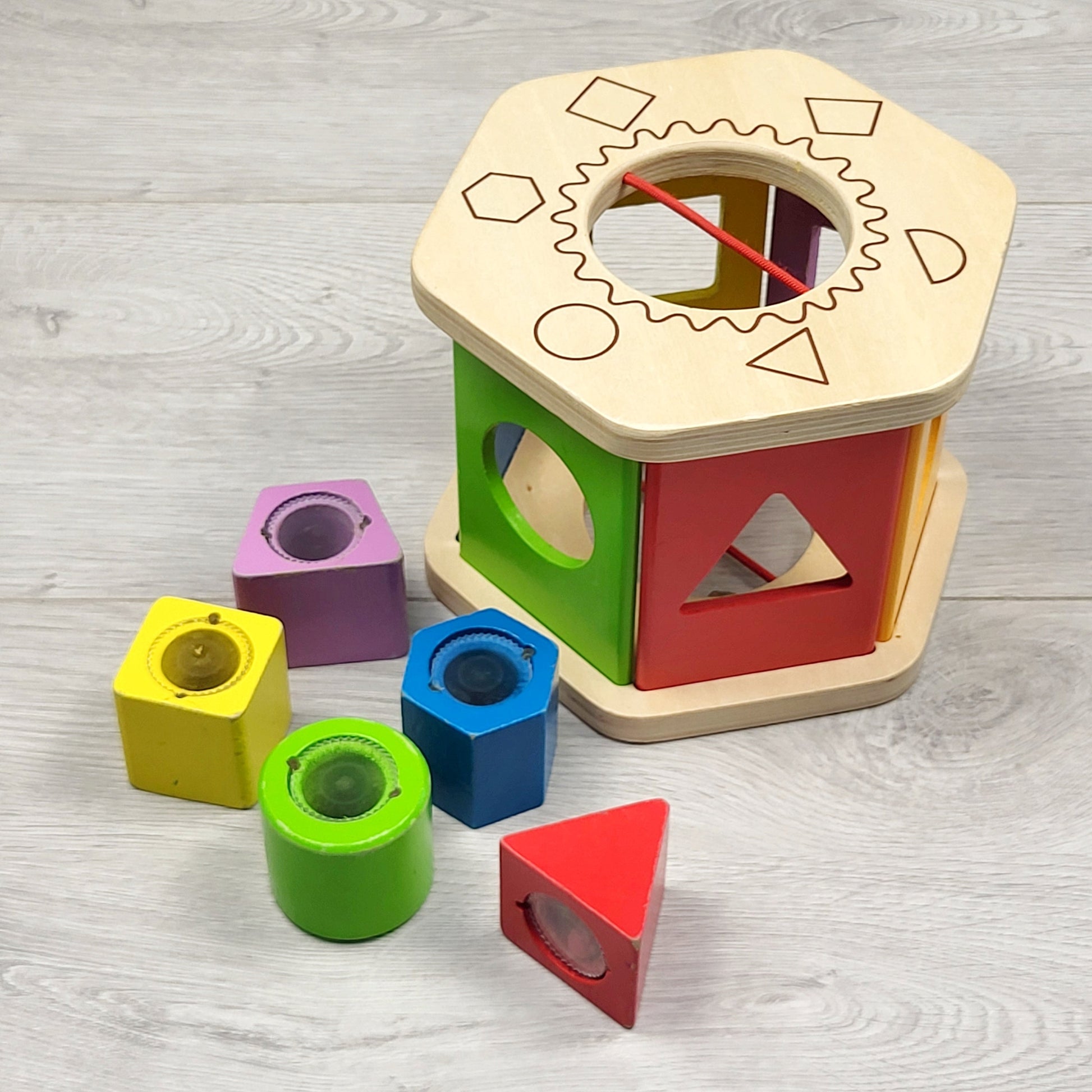 MIRE3 - Jouet trieur de formes Hape Shake and Match