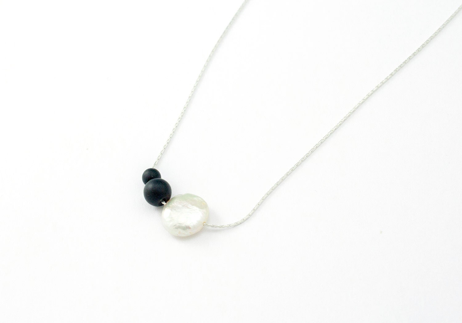 Collier délicat à superposer en perles, collier asymétrique noir et blanc