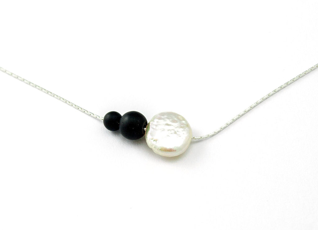 Collier délicat à superposer en perles, collier asymétrique noir et blanc
