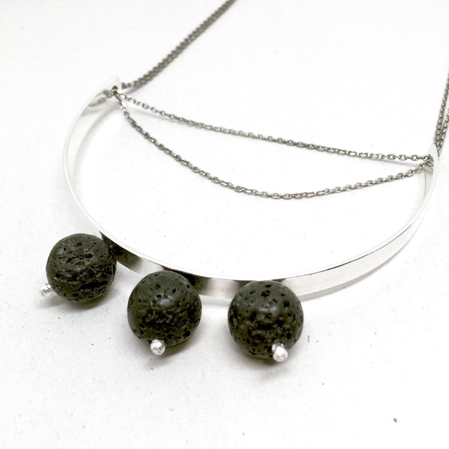 Collier tendance pour femme, collier en argent recyclé, grand collier audacieux, collier en pierre de lave, collier diffuseur d'huile minimaliste