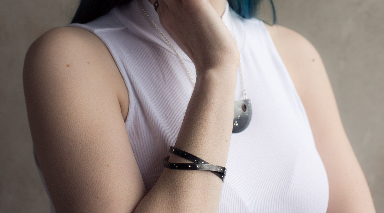 Bracelet fin noir, bijou minimaliste, bracelet ciel nocturne, cadeau pour elle, bracelet céleste, bracelet manchette noir