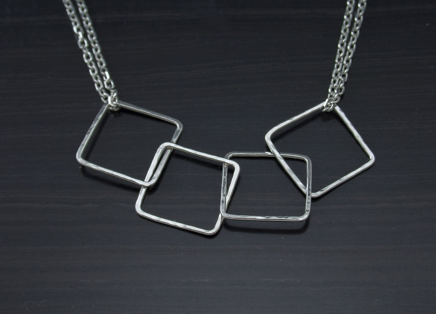 Collier géométrique, collier en argent sterling, collier carré en argent martelé, collier pour bébé, cadeau pour nouvelle maman