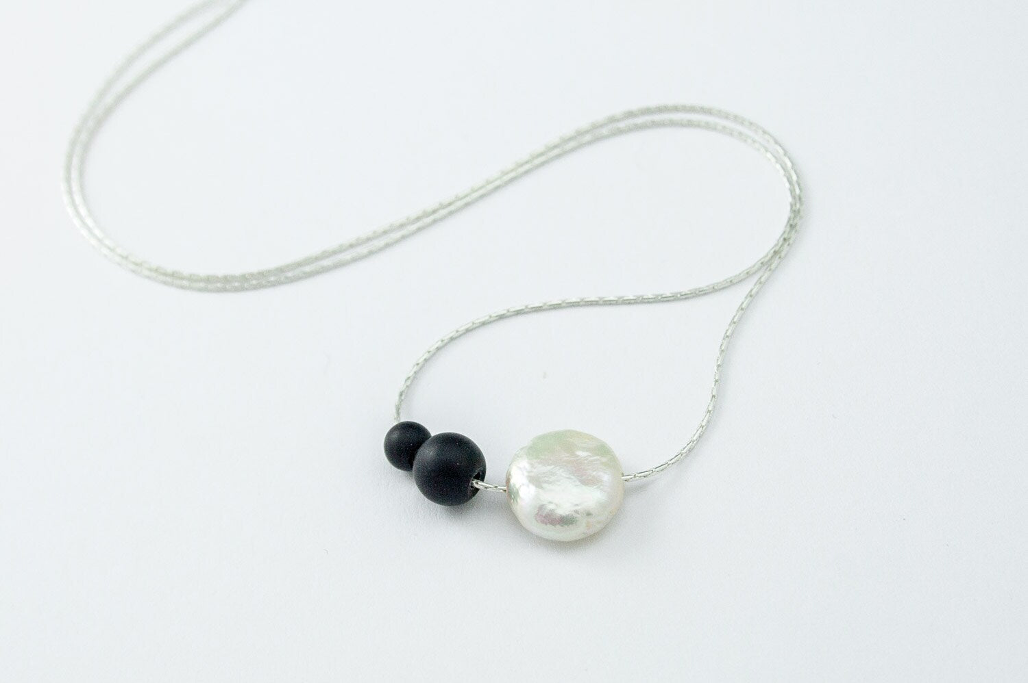 Collier délicat à superposer en perles, collier asymétrique noir et blanc