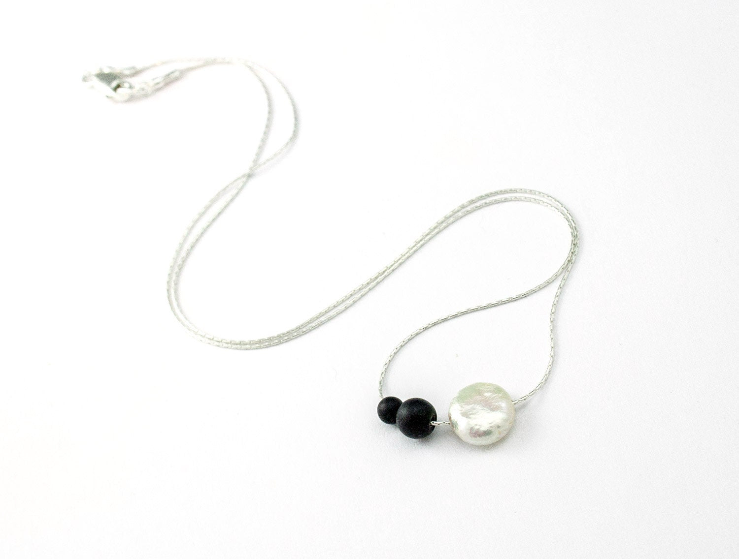 Collier délicat à superposer en perles, collier asymétrique noir et blanc