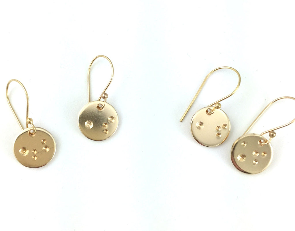 Petites boucles d'oreilles en or, boucles d'oreilles pendantes lune en or, boucles d'oreilles en or rempli 14 carats, boucles d'oreilles célestes, cadeau pour elle