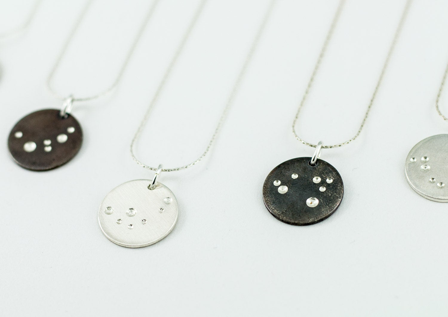 Collier pendentif pleine lune – Cercle argenté minimaliste, cadeau astronomique pour elle