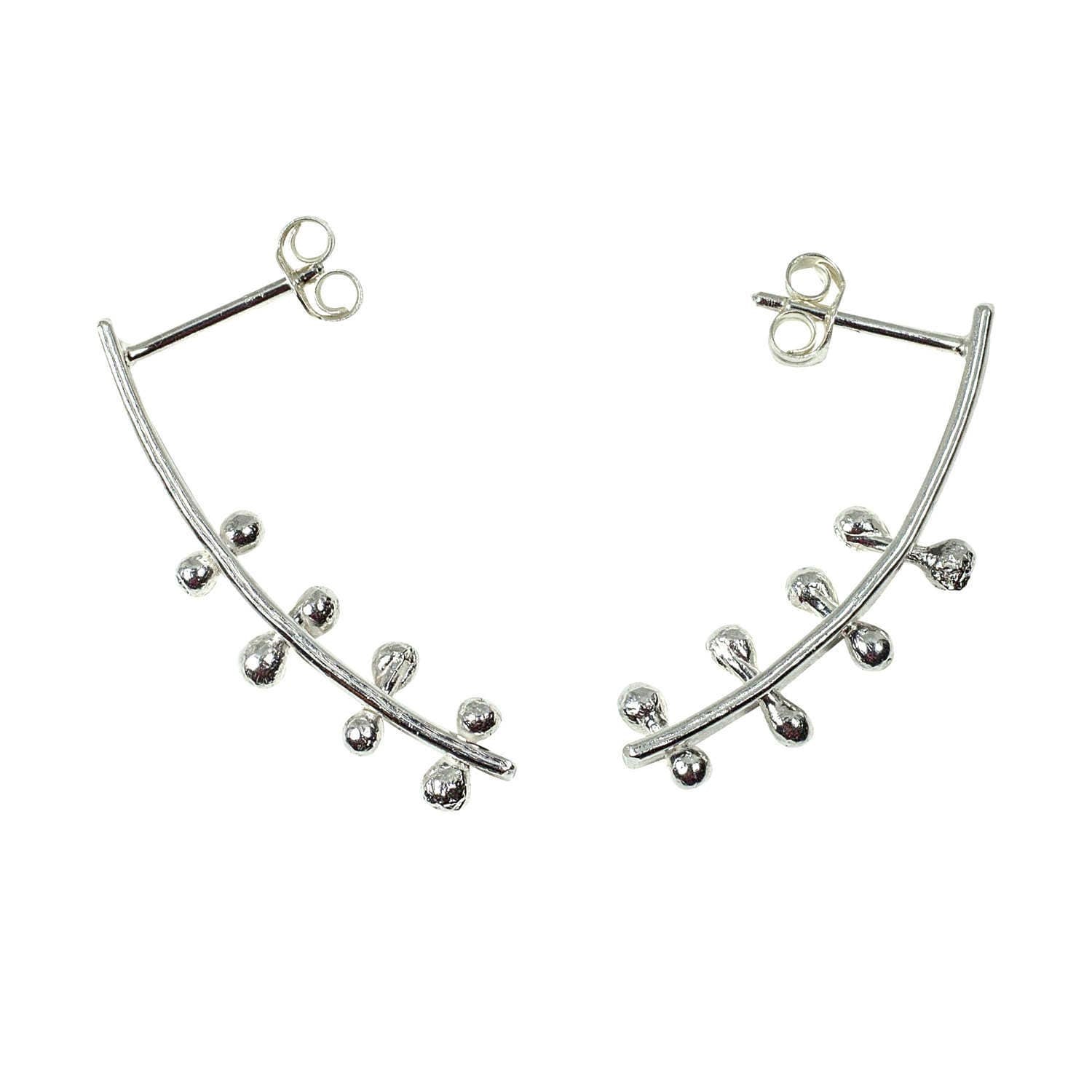 Boucles d'oreilles à tige incurvées, boucles d'oreilles tendance, bijoux avant-gardistes, boucles d'oreilles en argent recyclé, clous incurvés en argent