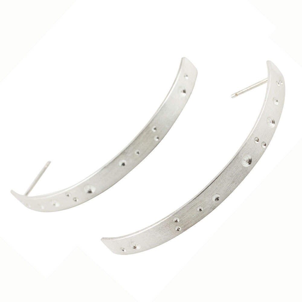 Boucles d'oreilles célestes, bijoux nuit étoilée, bijoux en argent brossé, boucles d'oreilles demi-créoles, boucles d'oreilles créoles larges, boucles d'oreilles créoles modernes