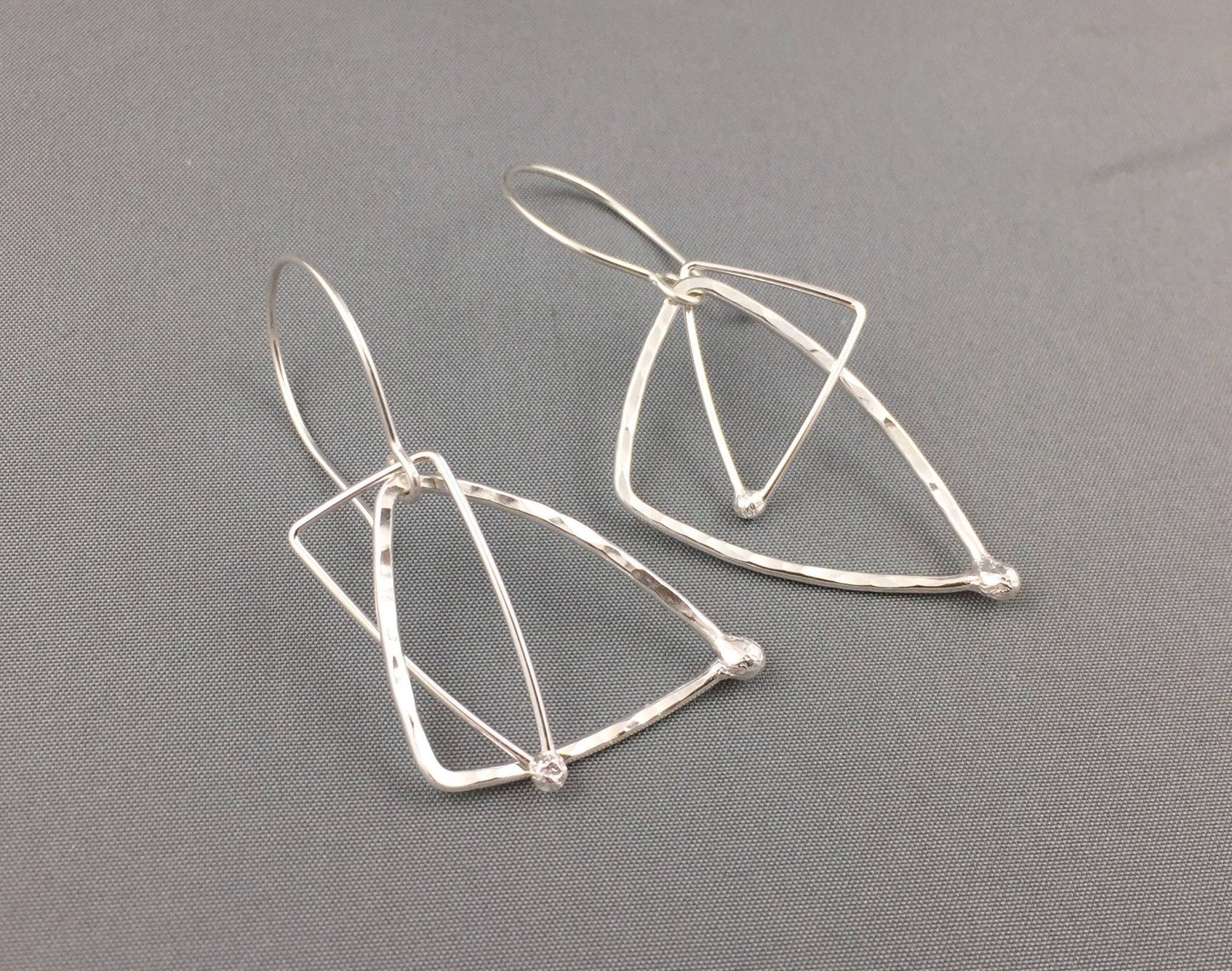 Boucles d'oreilles triangulaires, boucles d'oreilles en argent martelé, cadeau pour elle, boucles d'oreilles en argent écologique, boucles d'oreilles géométriques