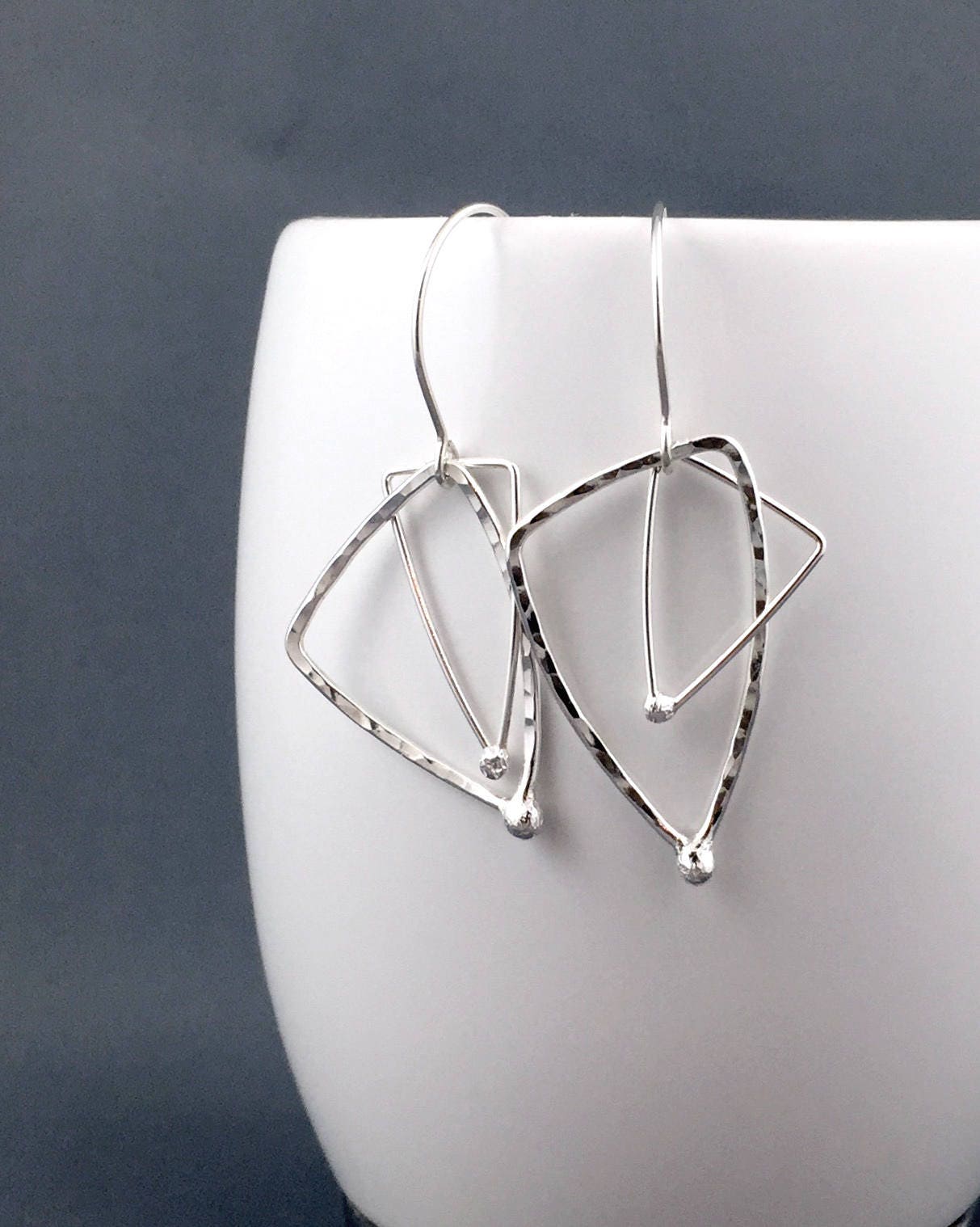 Boucles d'oreilles triangulaires, boucles d'oreilles en argent martelé, cadeau pour elle, boucles d'oreilles en argent écologique, boucles d'oreilles géométriques