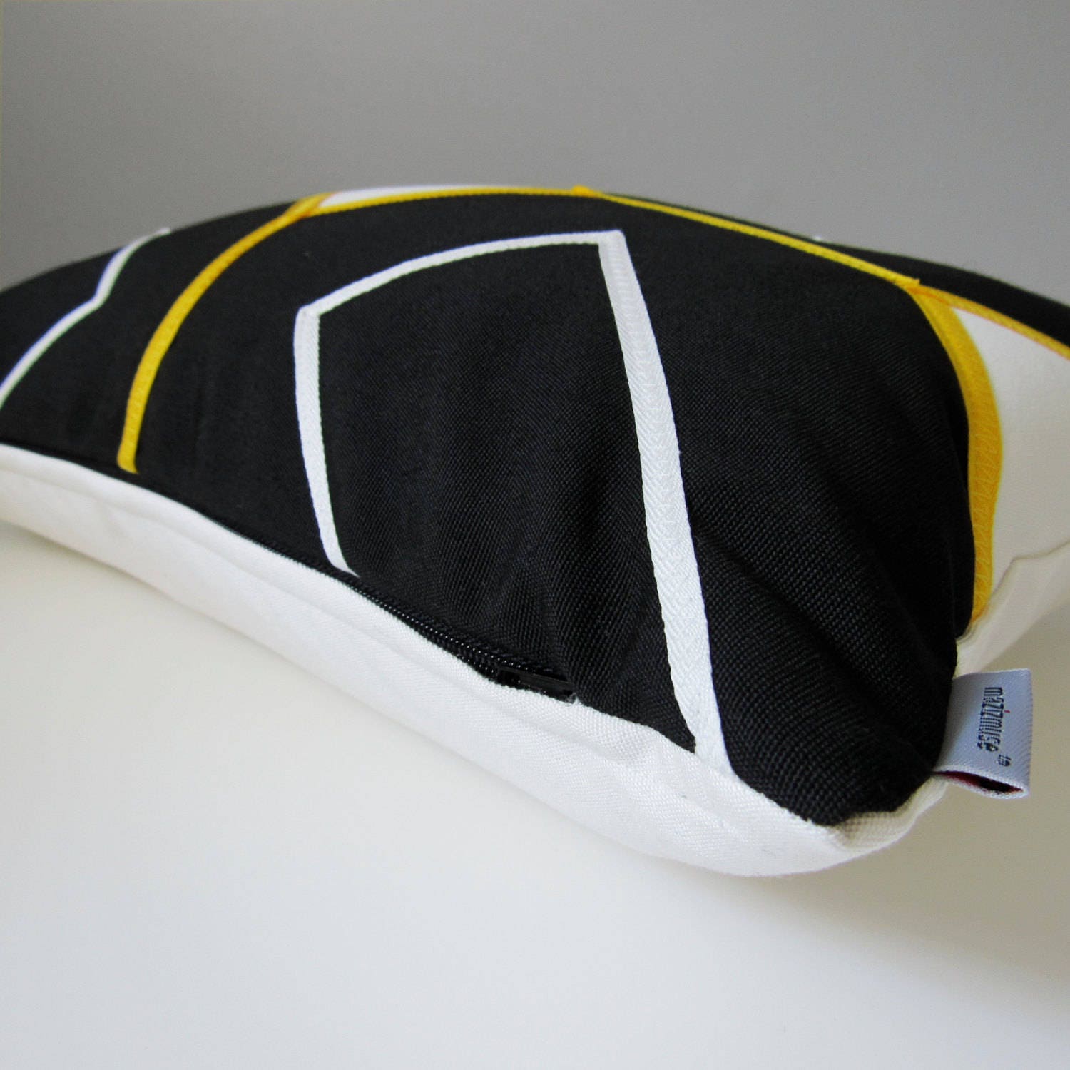 Housse de coussin d'extérieur moderne en tissu Sunbrella noir et blanc avec bordure géométrique jaune