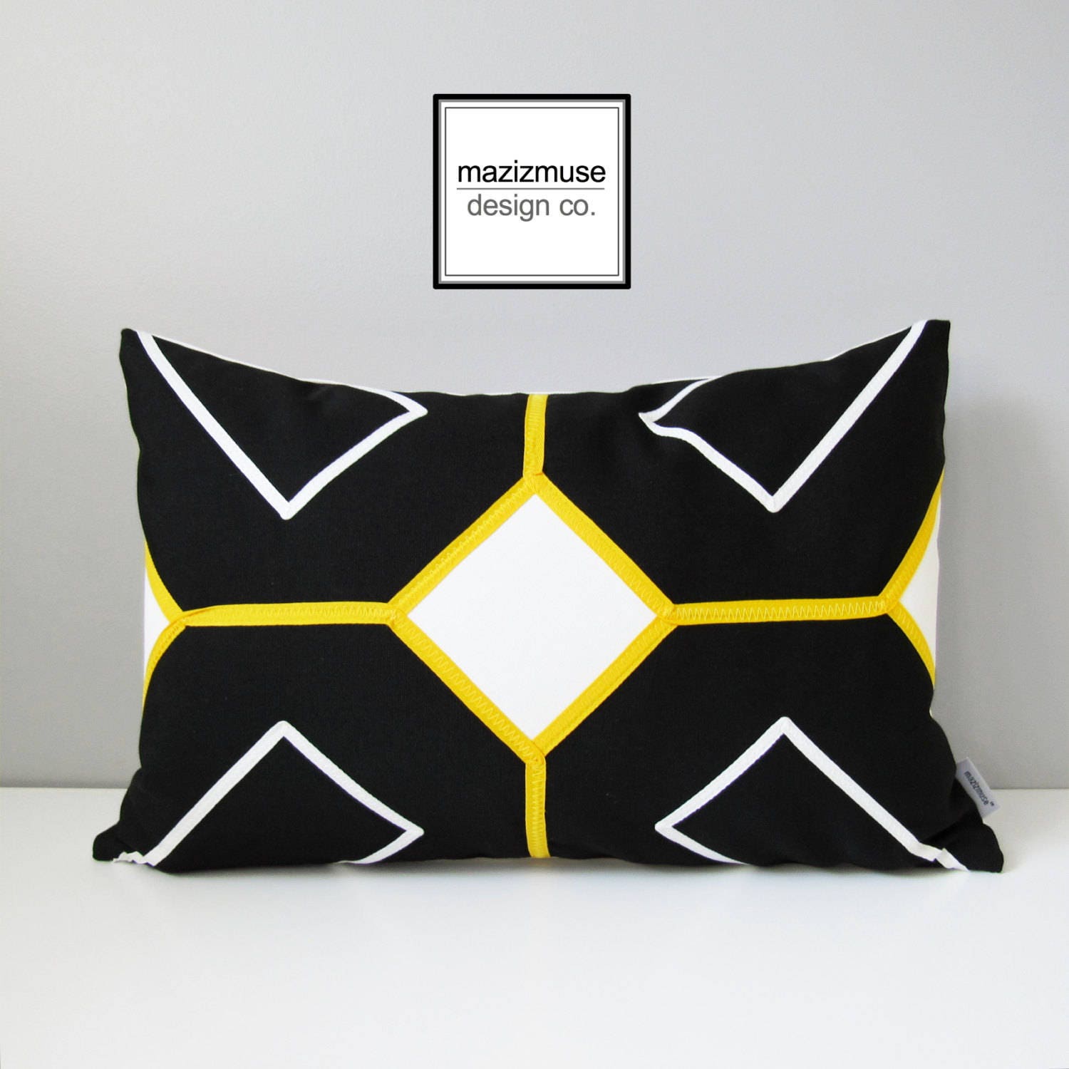 Housse de coussin d'extérieur moderne en tissu Sunbrella noir et blanc avec bordure géométrique jaune