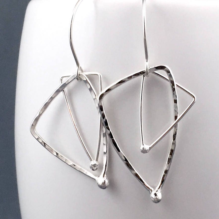 Boucles d'oreilles triangulaires, boucles d'oreilles en argent martelé, cadeau pour elle, boucles d'oreilles en argent écologique, boucles d'oreilles géométriques