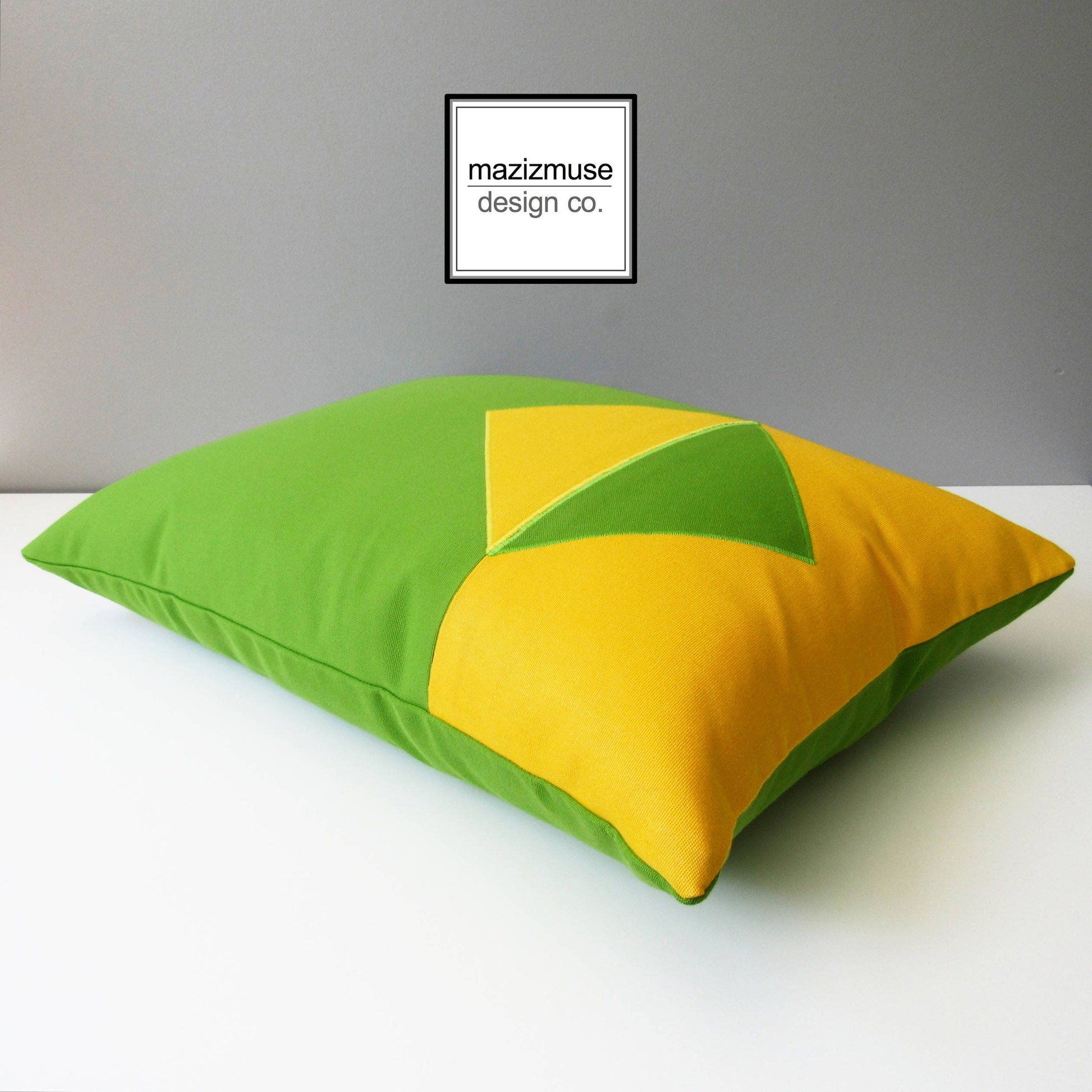 Housse de coussin d'extérieur géométrique vert citron et jaune, housse de coussin moderne Sunbrella 