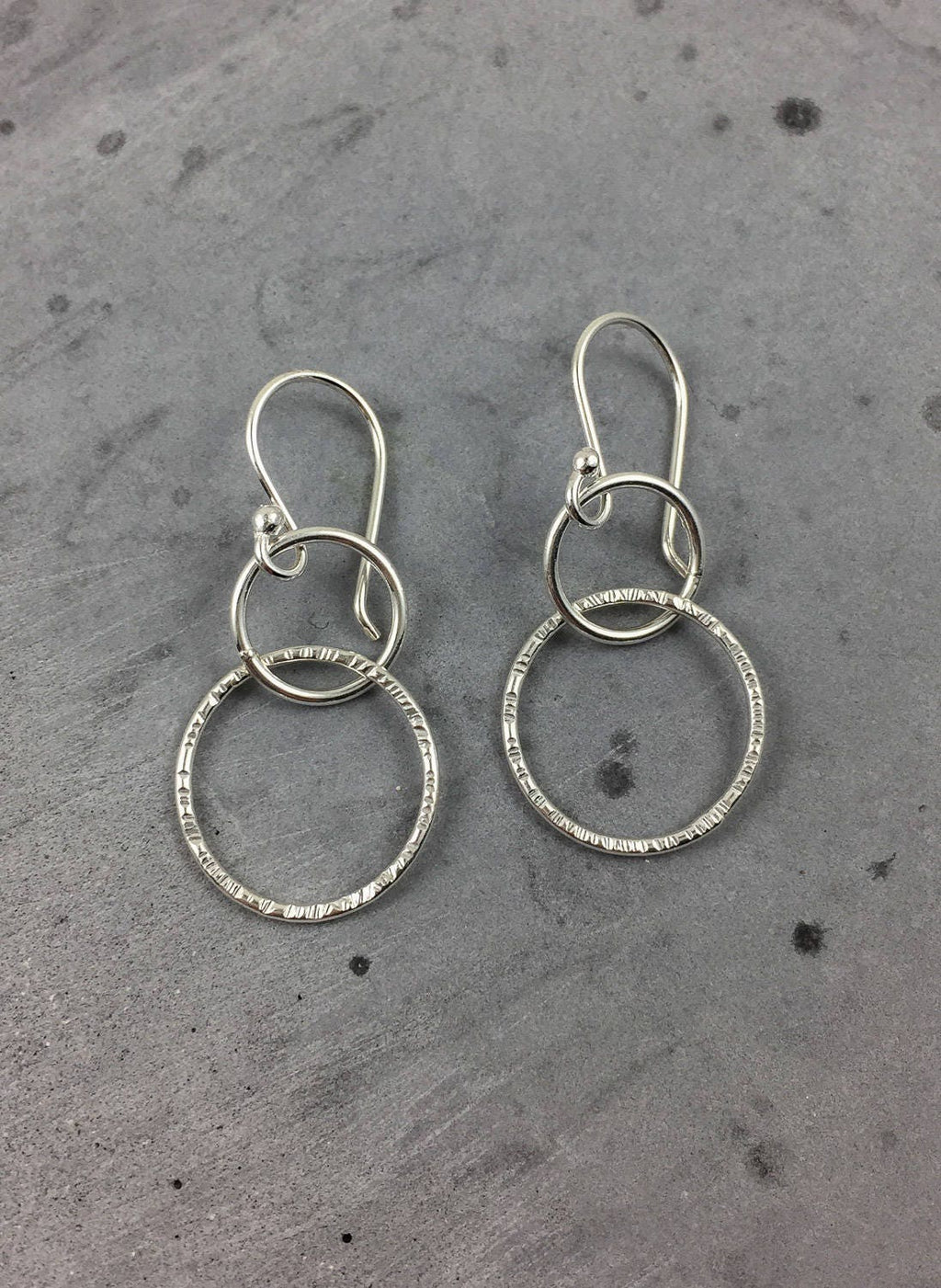 Boucles d'oreilles cercle en argent • Boucles d'oreilles doubles créoles • Boucles d'oreilles cercles entrelacés • Cadeau en argent recyclé pour elle