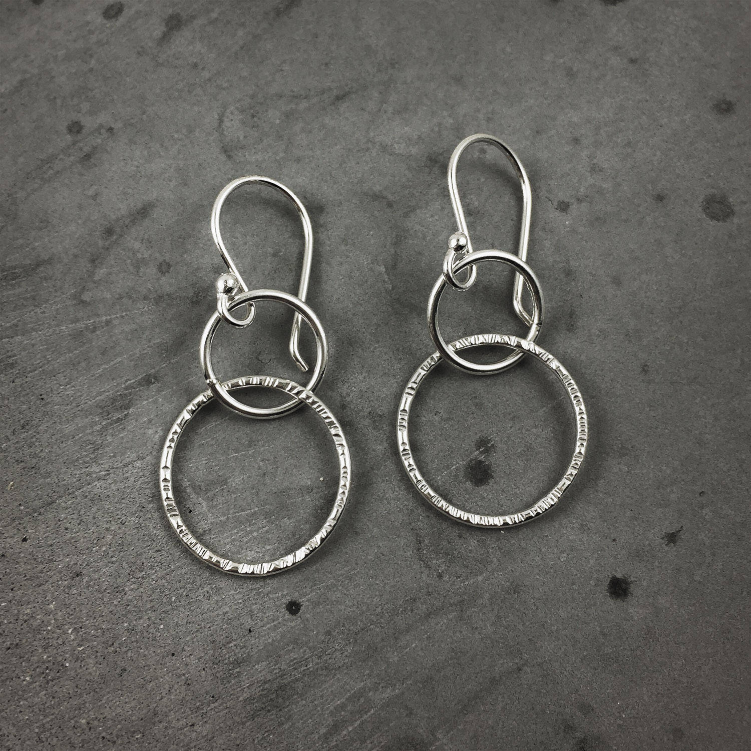 Boucles d'oreilles cercle en argent • Boucles d'oreilles doubles créoles • Boucles d'oreilles cercles entrelacés • Cadeau en argent recyclé pour elle