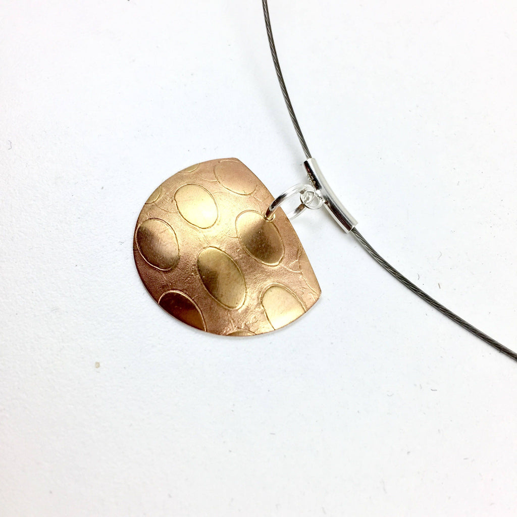 Collier pendentif en laiton texturé - Pendentif court et simple - Cadeau simple pour elle - Collier décontracté - Collier demi-cercle en laiton or rose