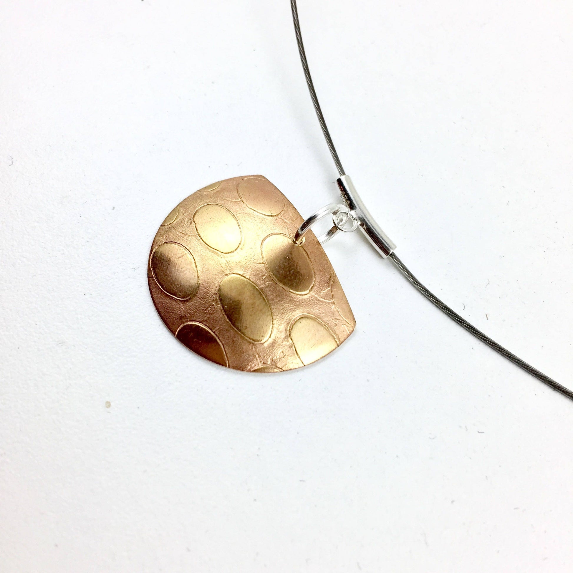 Collier pendentif en laiton texturé - Pendentif court et simple - Cadeau simple pour elle - Collier décontracté - Collier demi-cercle en laiton or rose