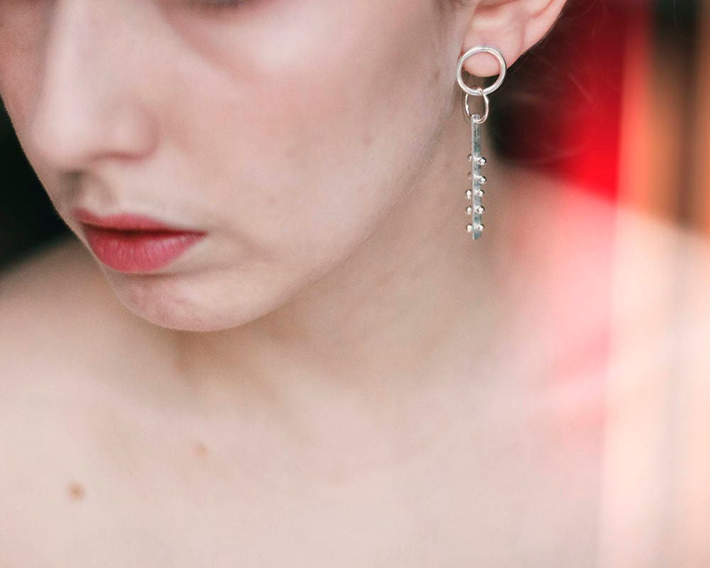 Boucles d'oreilles créoles et barre - Boucles d'oreilles à tige géométriques - Élégantes boucles d'oreilles en argent à offrir pour elle - Boucles d'oreilles longues et rondes - Boucles d'oreilles urbaines