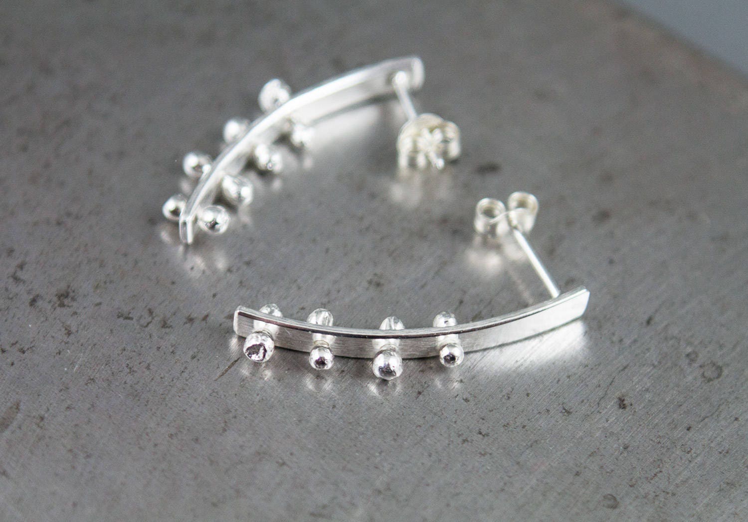 Boucles d'oreilles à tige noires audacieuses, boucles d'oreilles à tige incurvées, boucles d'oreilles audacieuses, boucles d'oreilles en argent recyclé, cadeau pour elle, clous noirs incurvés