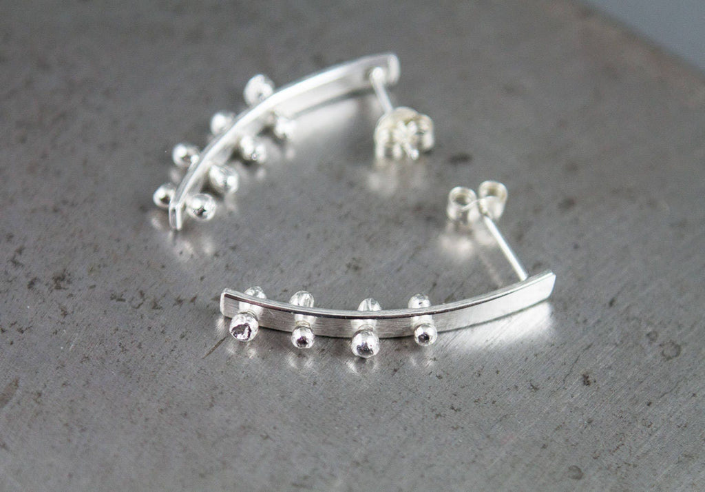 Boucles d'oreilles dépareillées, clous d'oreilles en argent, clous d'oreilles à barre incurvée, boucles d'oreilles en argent sterling, clous d'oreilles en argent recyclé