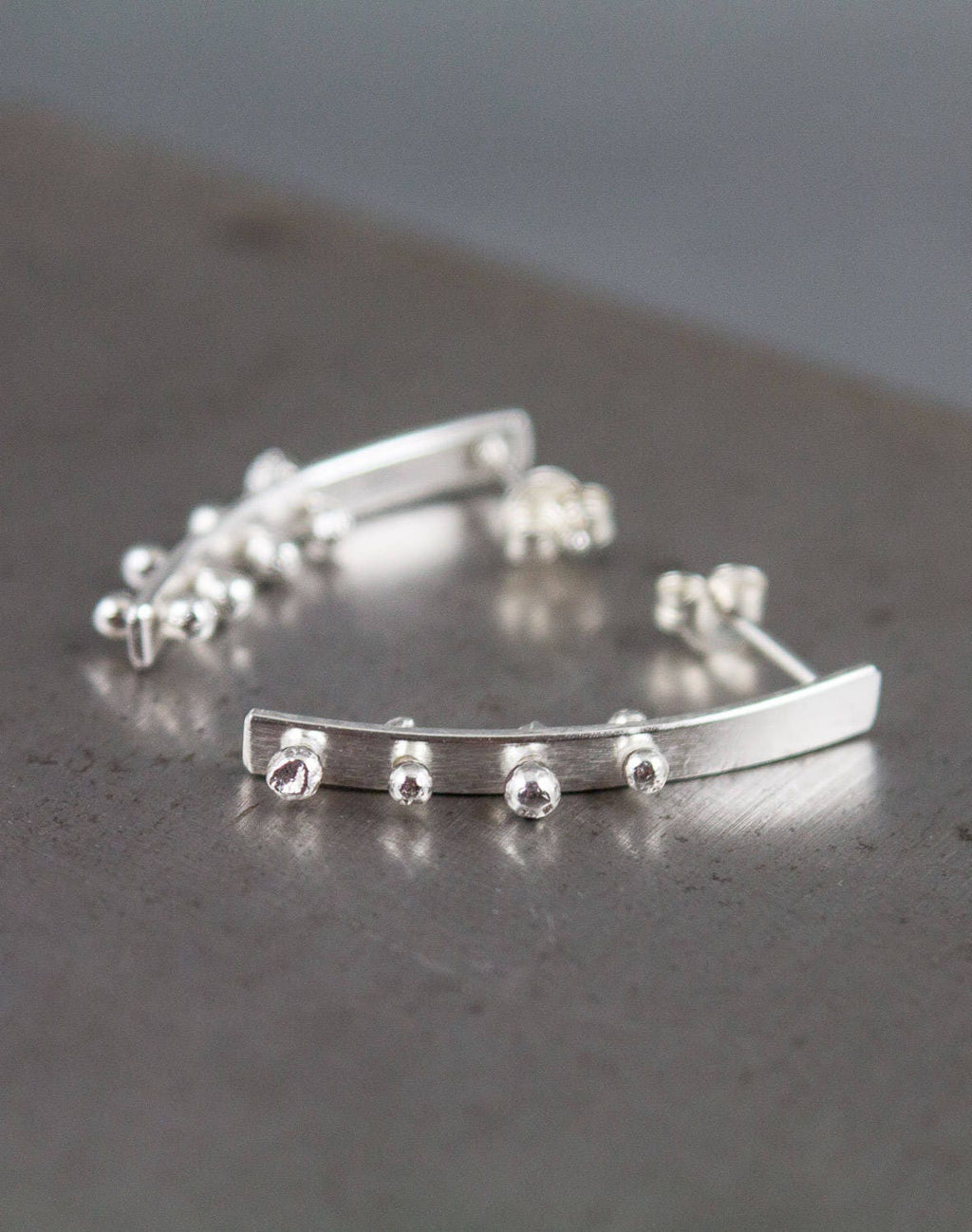 Boucles d'oreilles à tige incurvées, boucles d'oreilles tendance, bijoux avant-gardistes, boucles d'oreilles en argent recyclé, clous incurvés en argent