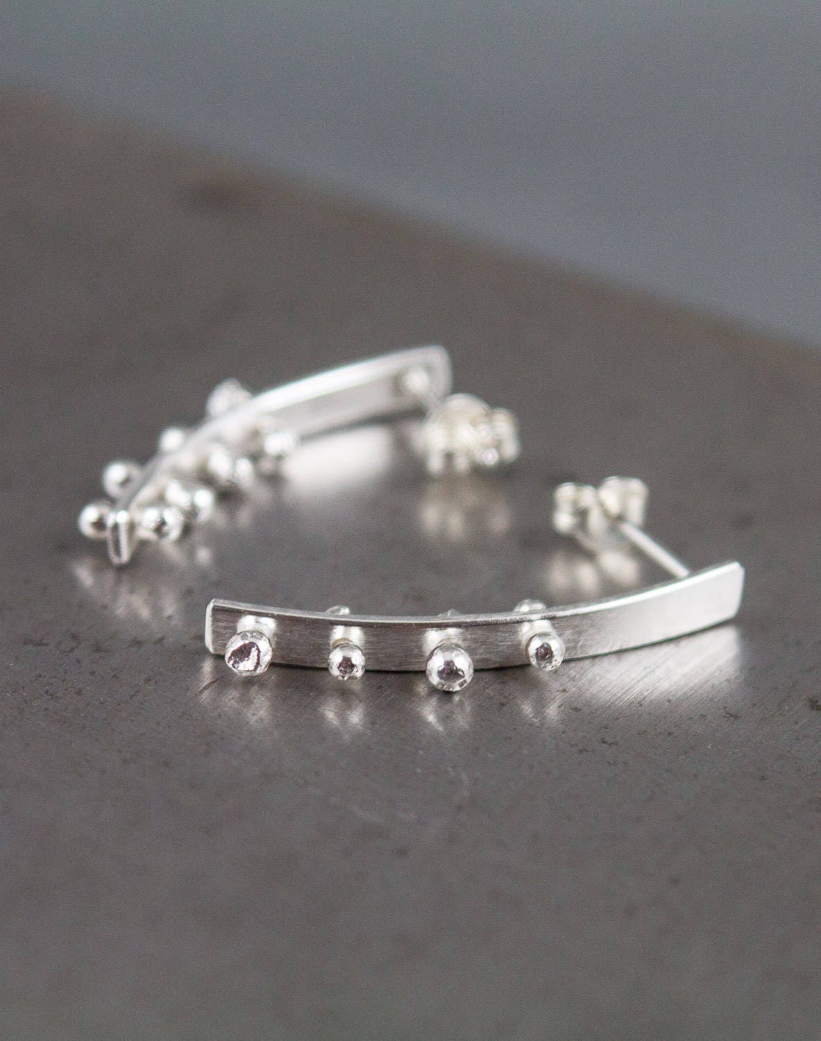 Boucles d'oreilles à tige incurvées, boucles d'oreilles tendance, bijoux avant-gardistes, boucles d'oreilles en argent recyclé, clous incurvés en argent