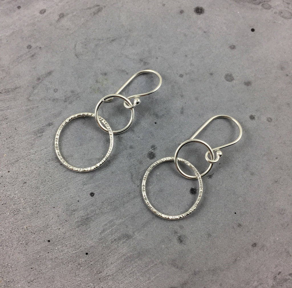 Boucles d'oreilles cercle en argent • Boucles d'oreilles doubles créoles • Boucles d'oreilles cercles entrelacés • Cadeau en argent recyclé pour elle