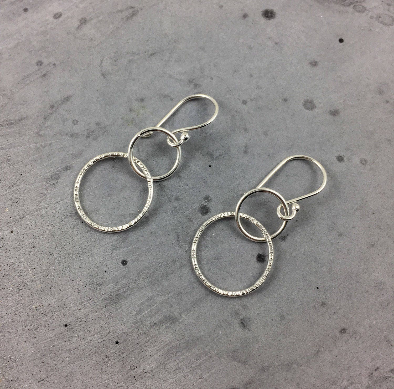 Boucles d'oreilles cercle en argent • Boucles d'oreilles doubles créoles • Boucles d'oreilles cercles entrelacés • Cadeau en argent recyclé pour elle
