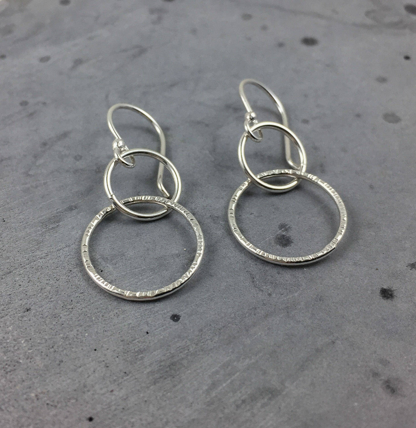 Boucles d'oreilles cercle en argent • Boucles d'oreilles doubles créoles • Boucles d'oreilles cercles entrelacés • Cadeau en argent recyclé pour elle