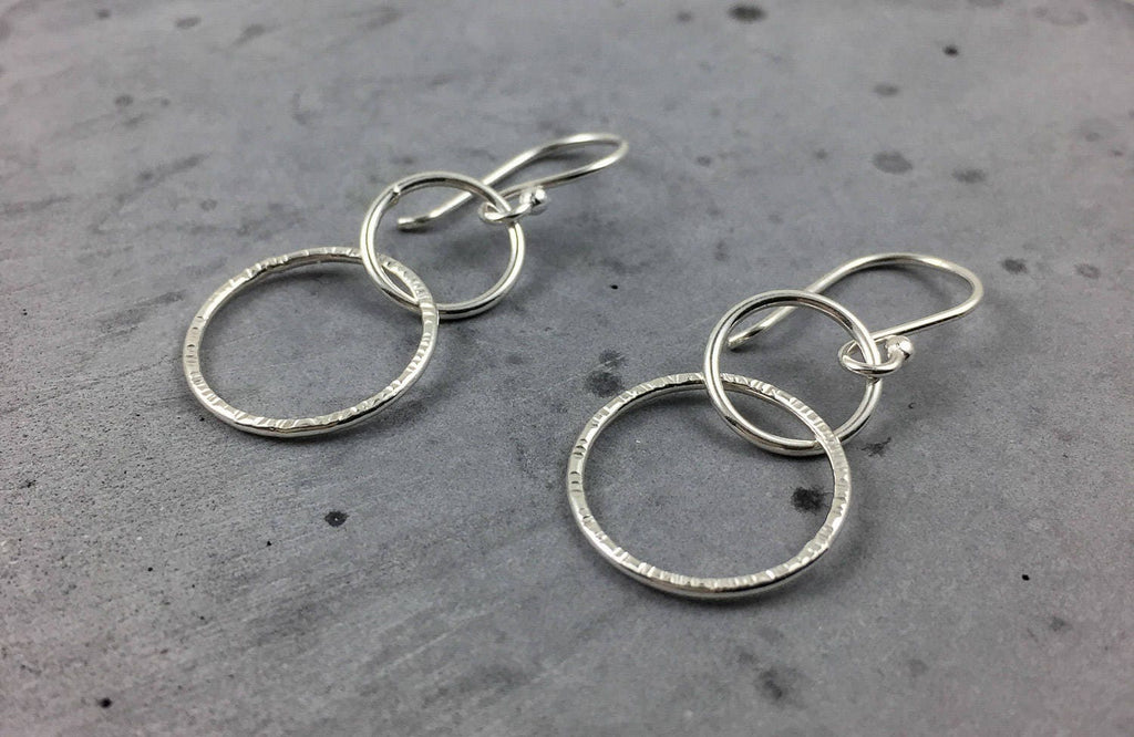 Boucles d'oreilles cercle en argent • Boucles d'oreilles doubles créoles • Boucles d'oreilles cercles entrelacés • Cadeau en argent recyclé pour elle