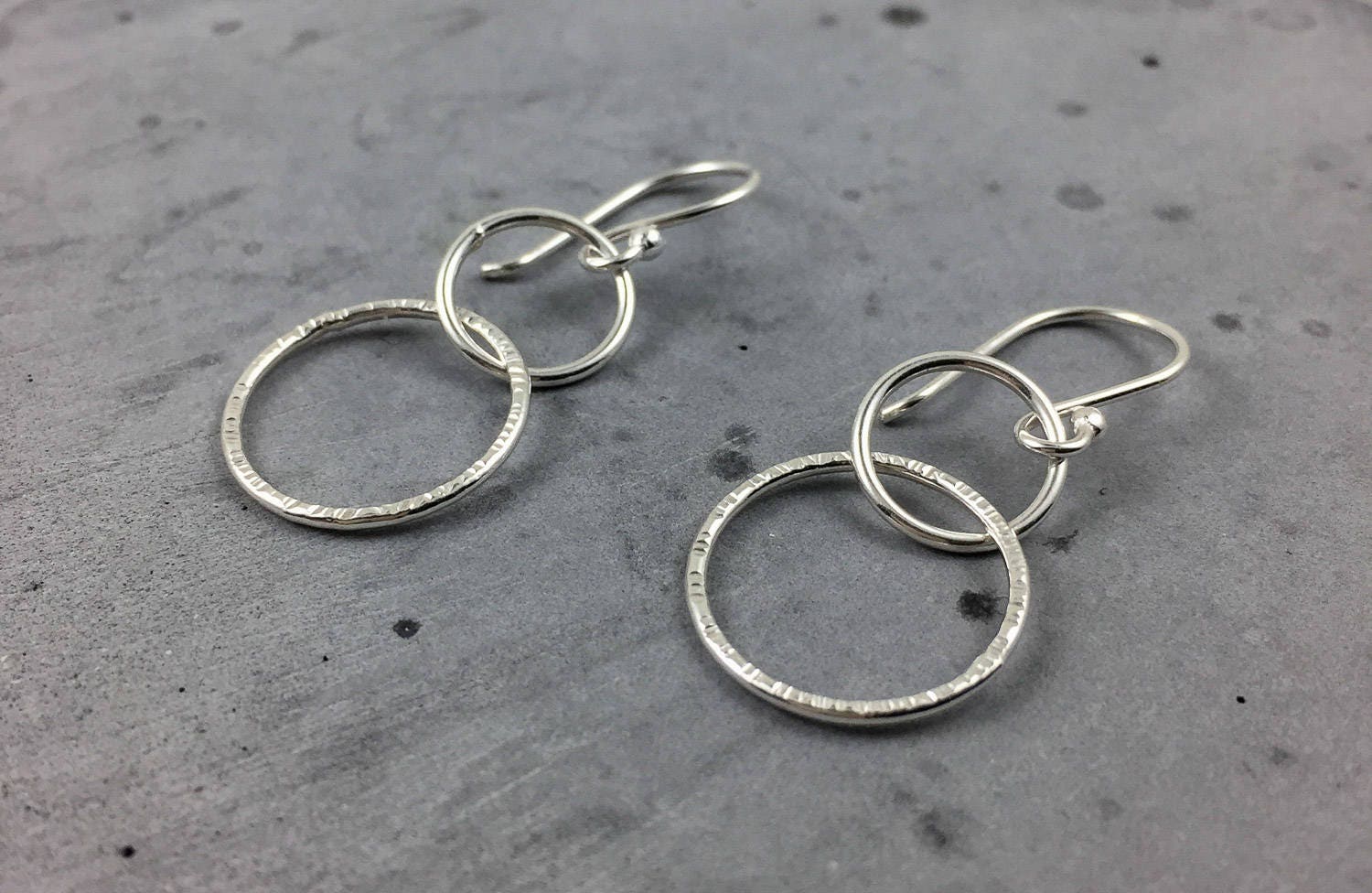 Boucles d'oreilles cercle en argent • Boucles d'oreilles doubles créoles • Boucles d'oreilles cercles entrelacés • Cadeau en argent recyclé pour elle