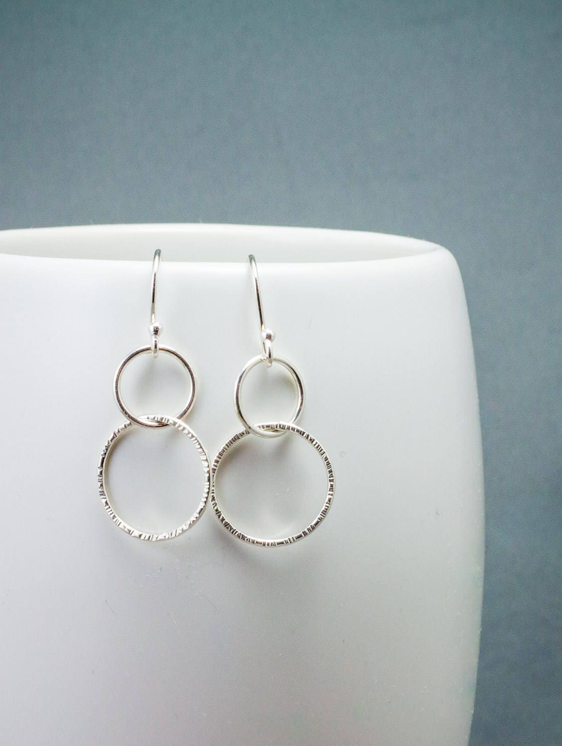 Boucles d'oreilles cercle en argent • Boucles d'oreilles doubles créoles • Boucles d'oreilles cercles entrelacés • Cadeau en argent recyclé pour elle