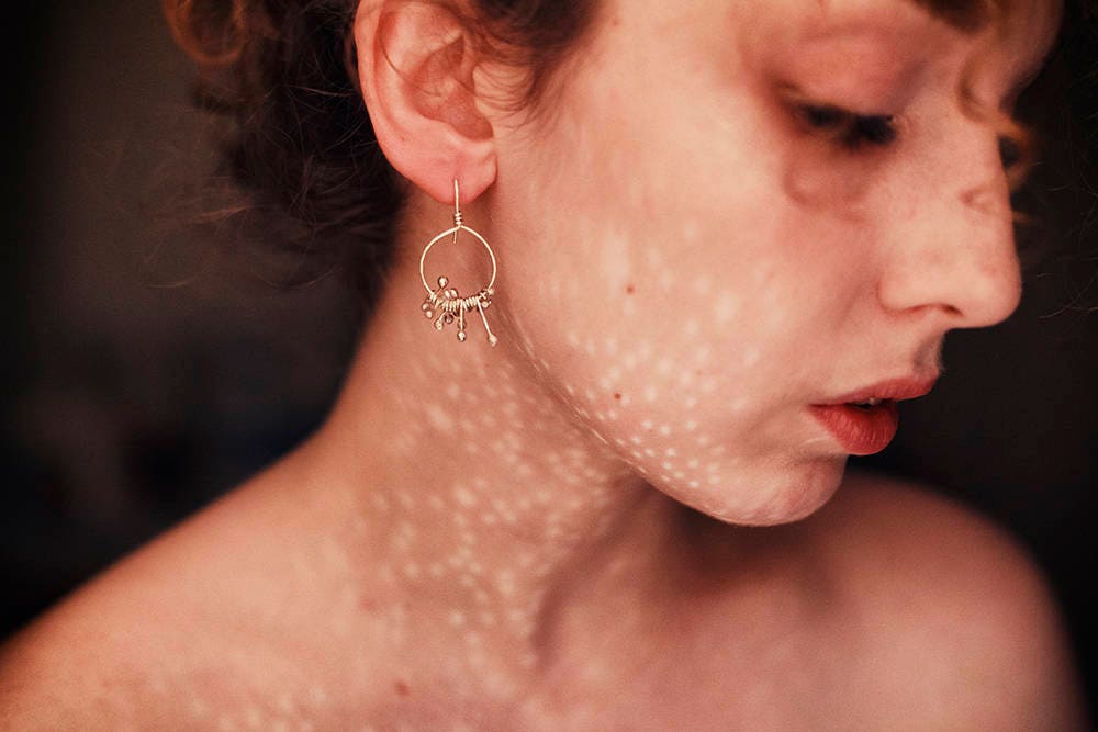 Petites créoles en perles - Bijoux avec pierre de naissance de juin, Boucles d'oreilles élégantes en perles roses, Boucles d'oreilles uniques en perles, Boucles d'oreilles modernes en perles