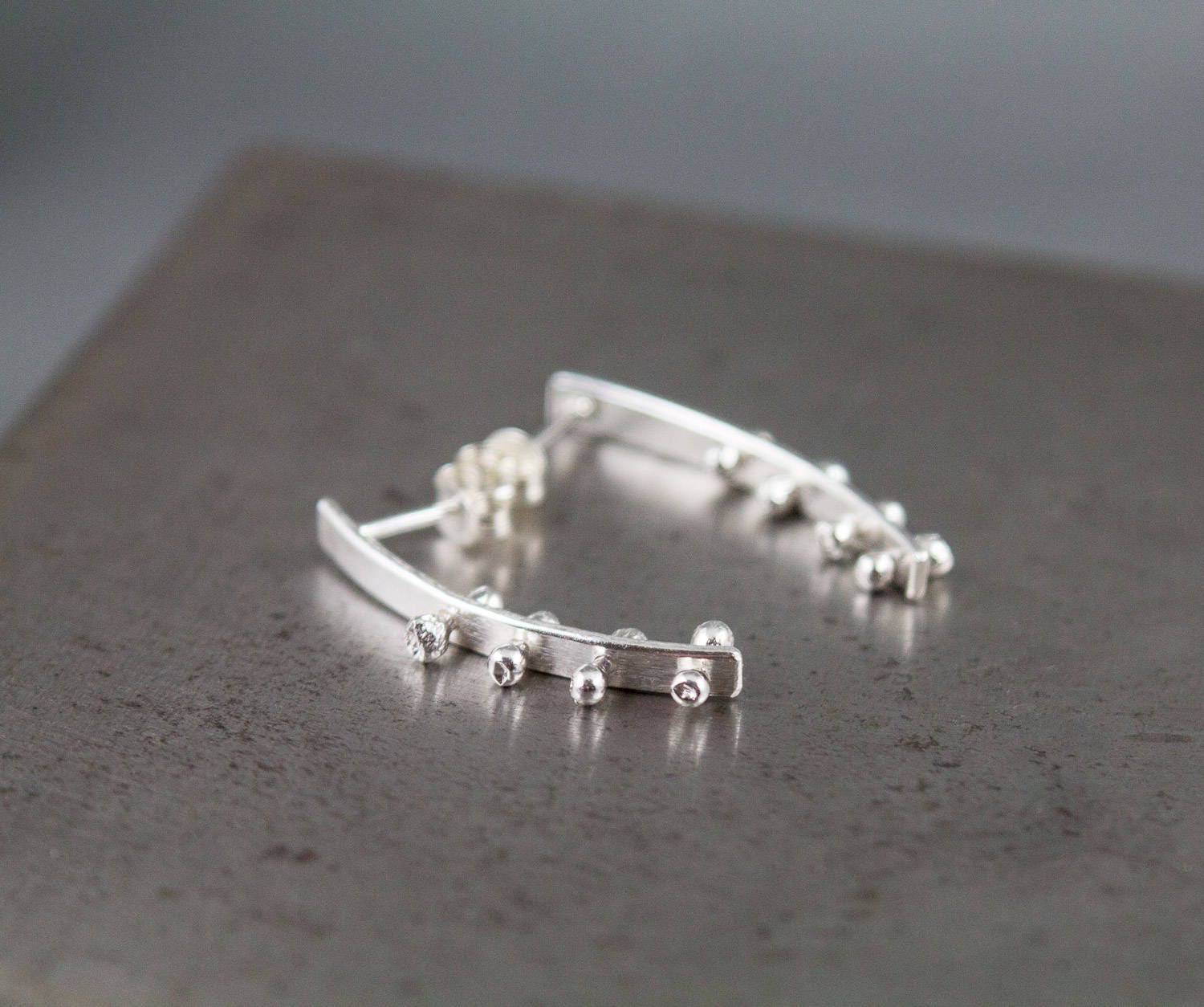 Boucles d'oreilles dépareillées, clous d'oreilles en argent, clous d'oreilles à barre incurvée, boucles d'oreilles en argent sterling, clous d'oreilles en argent recyclé