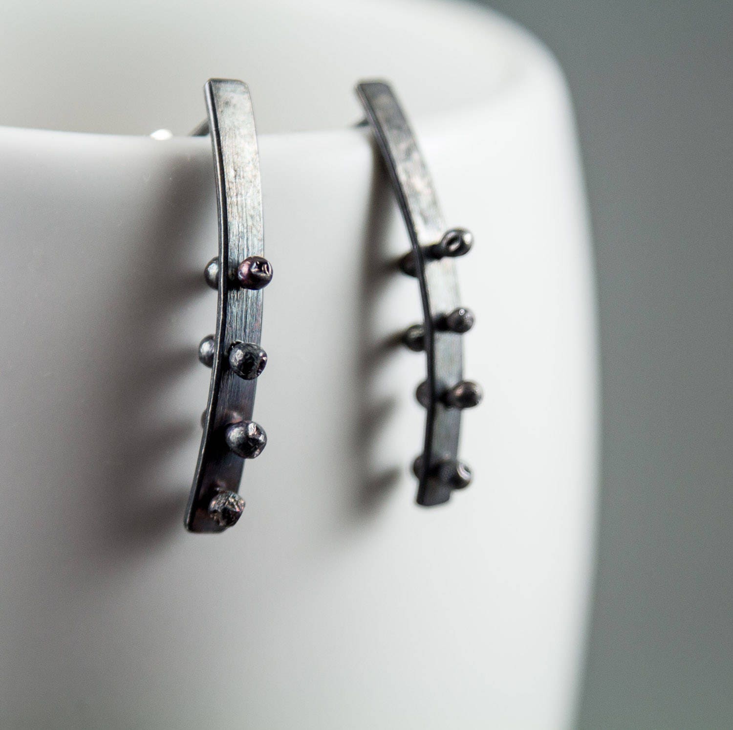 Boucles d'oreilles dépareillées, clous d'oreilles en argent, clous d'oreilles à barre incurvée, boucles d'oreilles en argent sterling, clous d'oreilles en argent recyclé