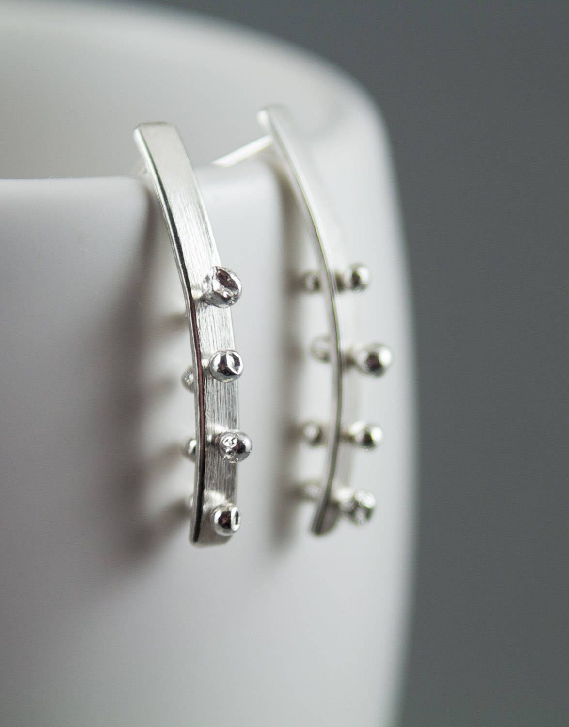 Boucles d'oreilles à tige incurvées, boucles d'oreilles tendance, bijoux avant-gardistes, boucles d'oreilles en argent recyclé, clous incurvés en argent